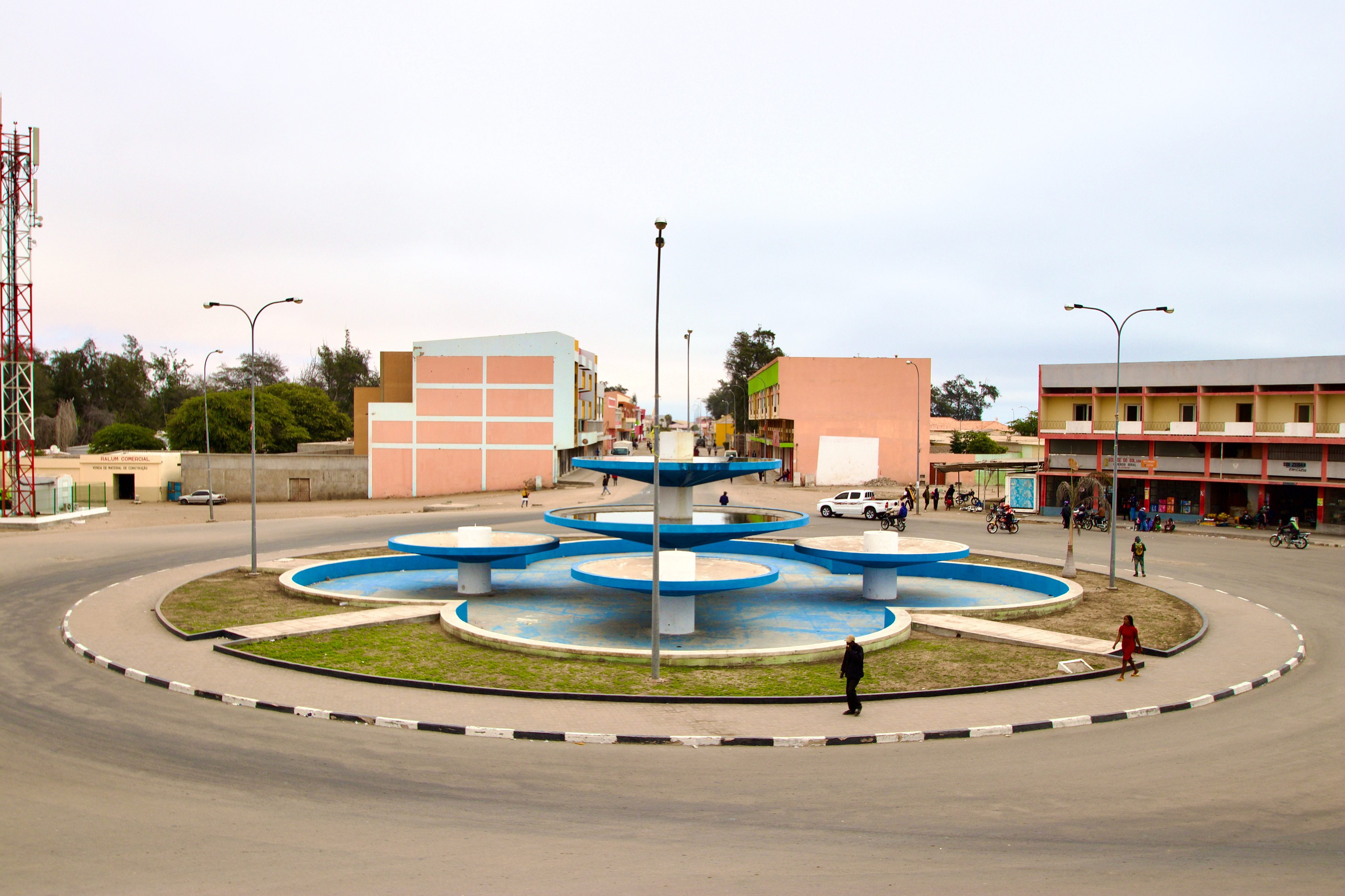 Vista do Largo das Três Taças no centro de Tômbwa